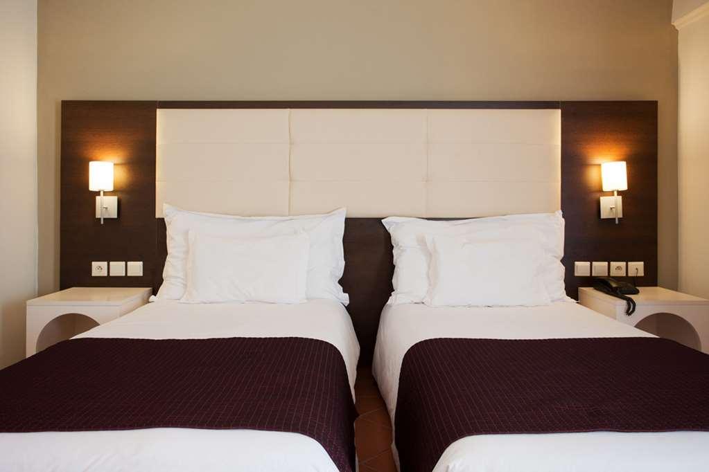 Tui Suneo Kenzi Europa Agadir Bilik gambar A typical bedroom at a hotel