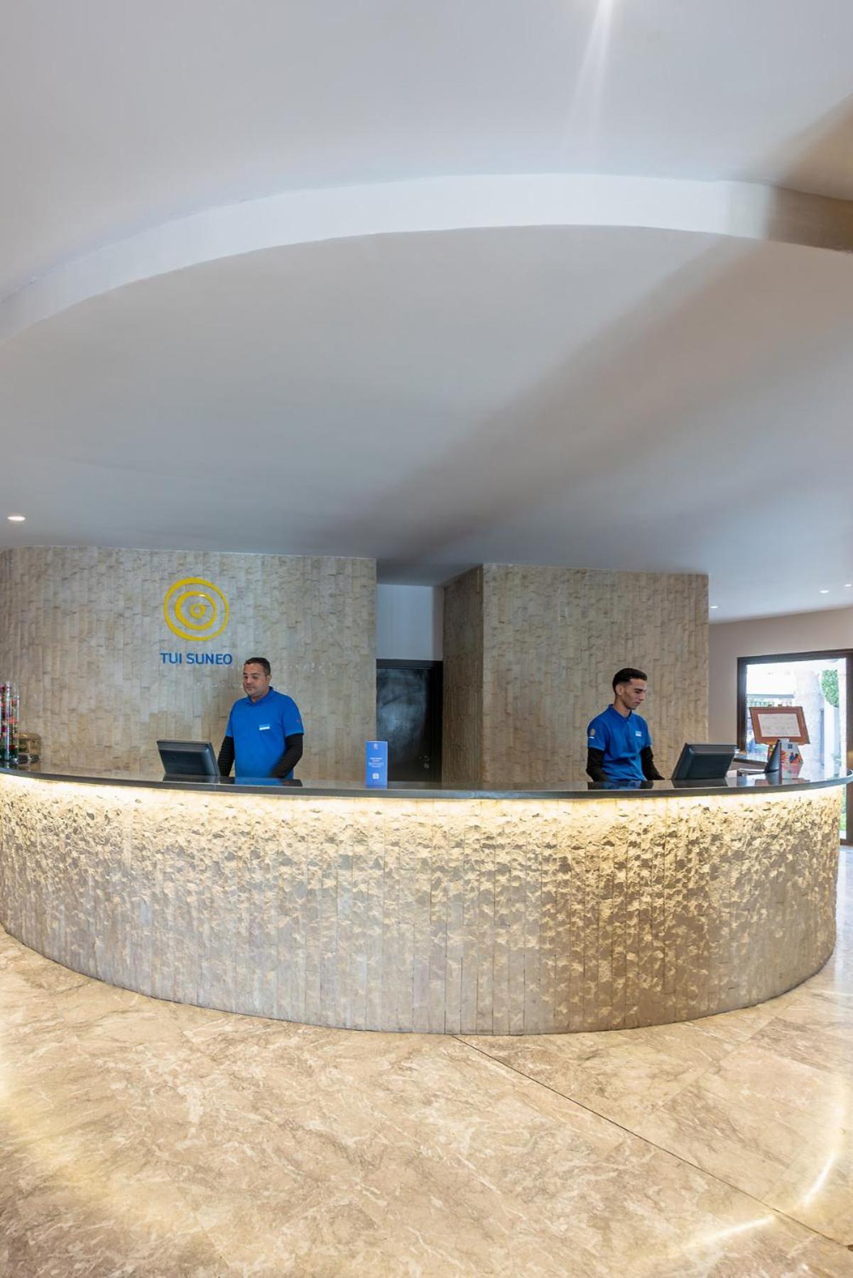 Tui Suneo Kenzi Europa Agadir Luaran gambar Reception desk at the airport